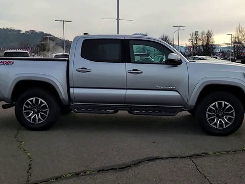 Used 2022 Toyota Tacoma TRD Sport image 9