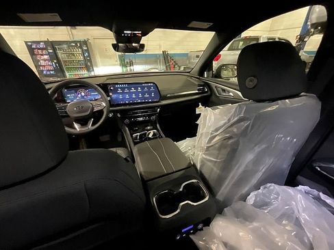 New 2026 Chevrolet Traverse LT w/ Midnight/Sport Edition image 3