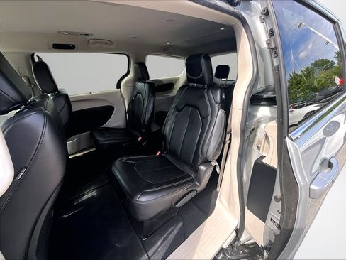 Used 2024 Chrysler Pacifica Touring-L FWD image 27