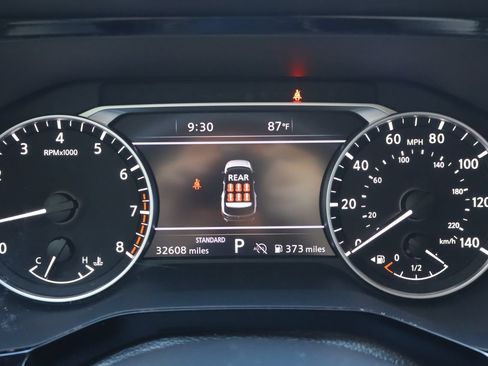 Used 2024 Nissan Pathfinder SL w/ Lighting Package (N92) FWD image 10