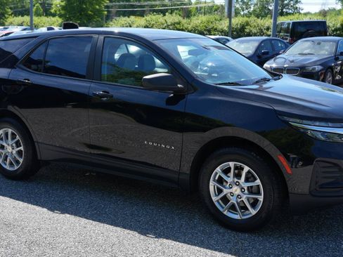 Used 2022 Chevrolet Equinox LS AWD/4WD image 3