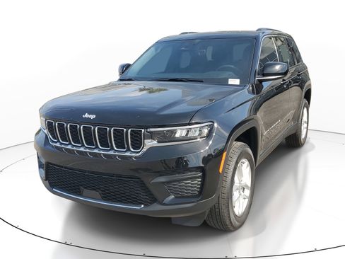 New 2025 Jeep Grand Cherokee Laredo image 2