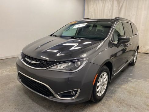 Used 2020 Chrysler Pacifica Touring-L FWD image 3