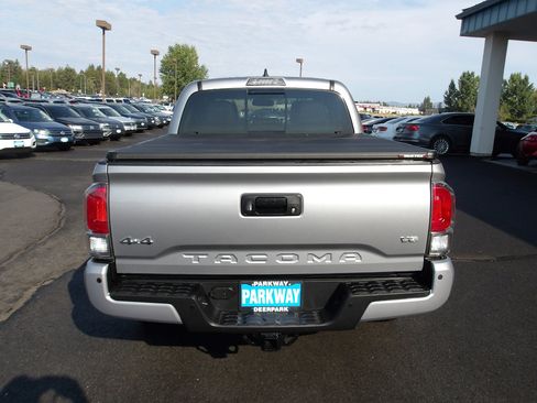 Used 2017 Toyota Tacoma Limited image 4