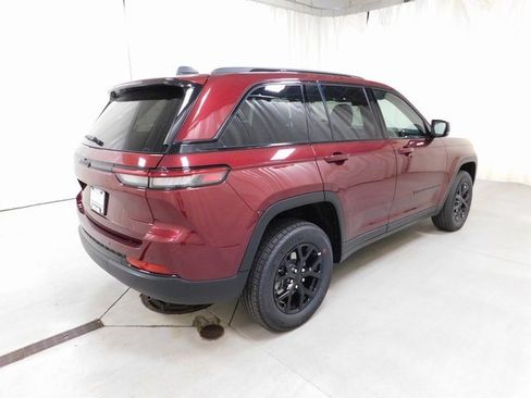 New 2025 Jeep Grand Cherokee Altitude image 18