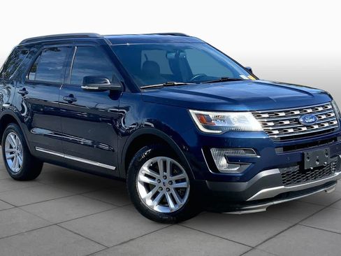 Used 2017 Ford Explorer XLT w/ Equipment Group 202A FWD image 3