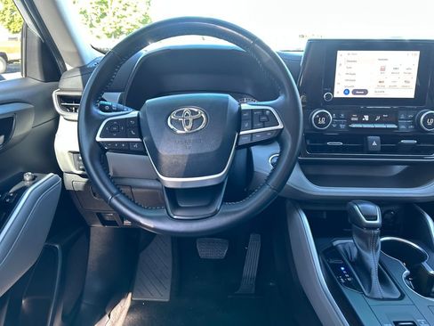 Used 2023 Toyota Highlander LE AWD/4WD image 13
