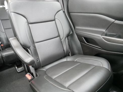 Used 2023 GMC Acadia SLT w/ Preferred Package image 14