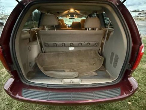 Used 2002 Chrysler Town & Country LX image 7