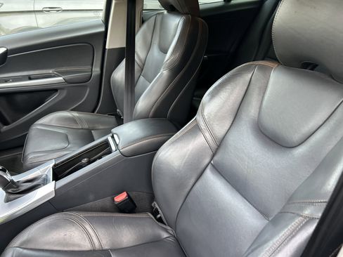 Used 2017 Volvo V60 T5 Cross Country w/ Convenience Package image 12