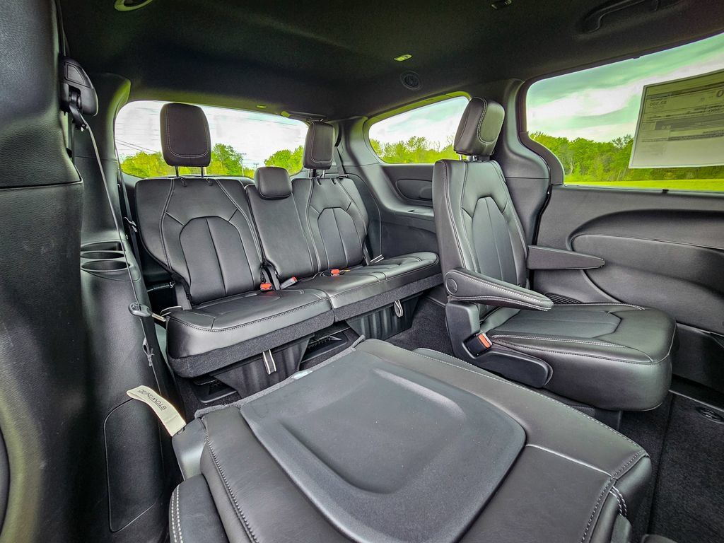 New 2027 Chrysler Pacifica Select AWD/4WD image 38