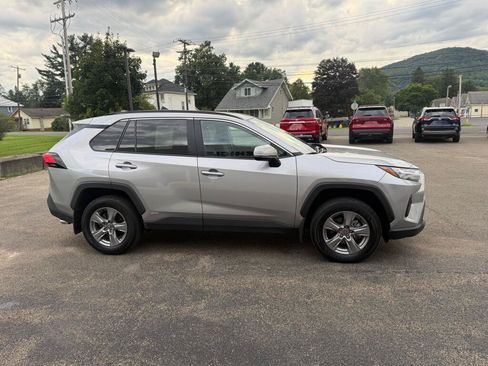 Used 2025 Toyota RAV4 XLE AWD/4WD image 6