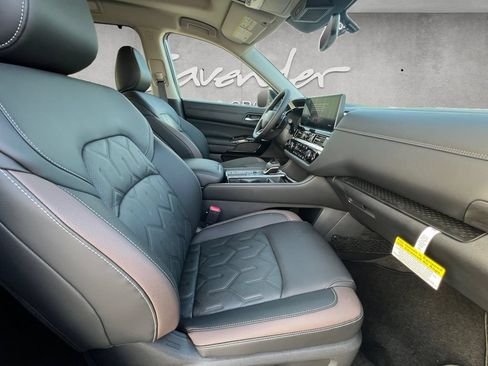 New 2026 Nissan Pathfinder Platinum FWD image 25