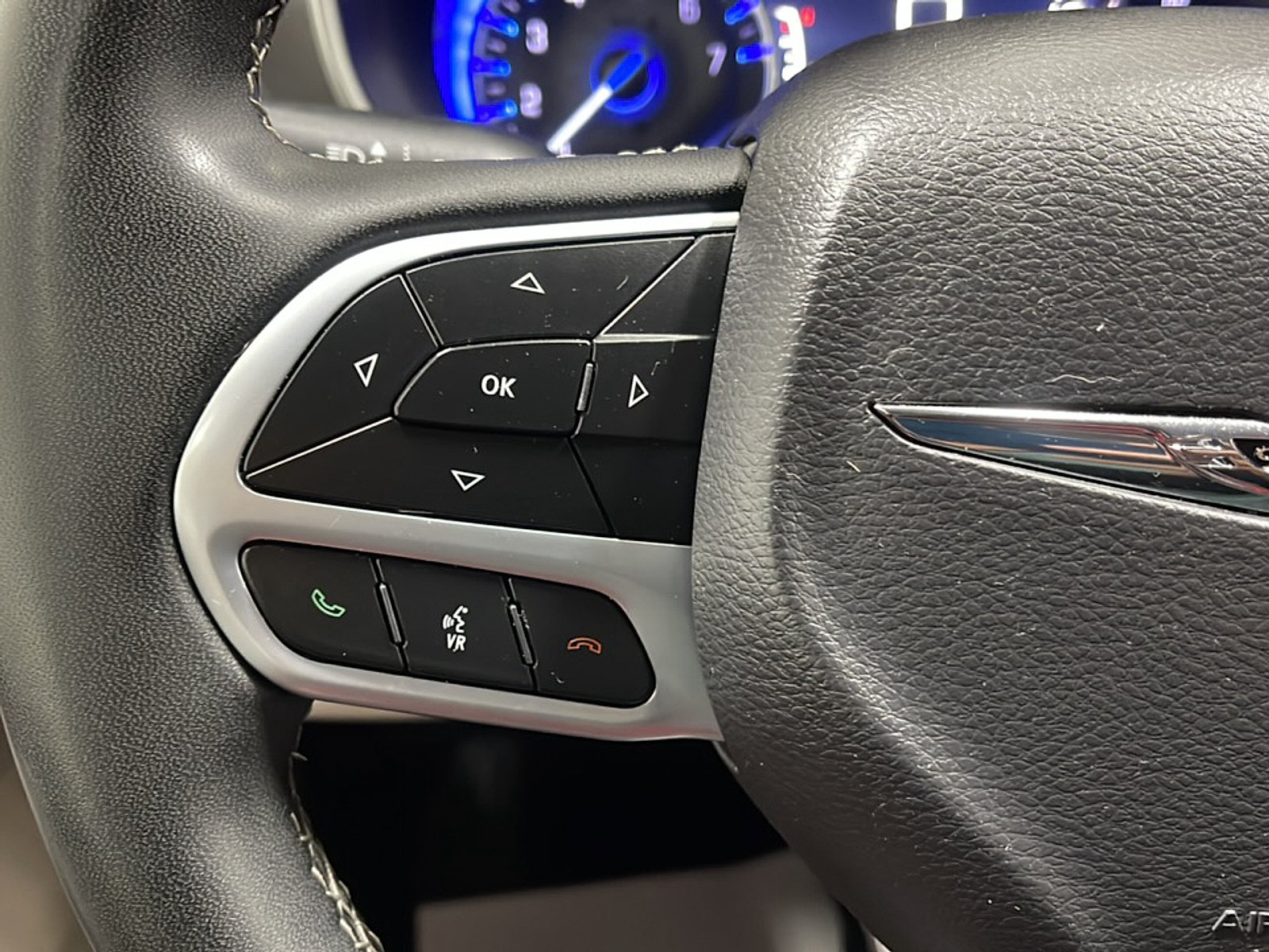 Used 2023 Chrysler Pacifica Touring-L FWD image 6