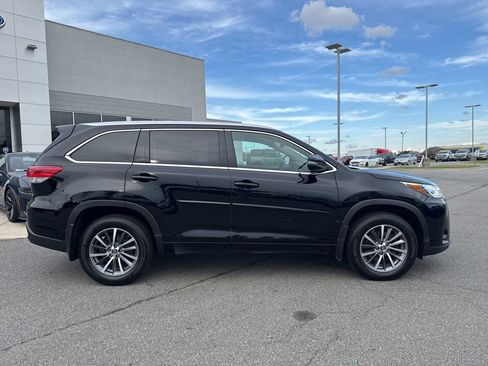 Used 2018 Toyota Highlander XLE image 2