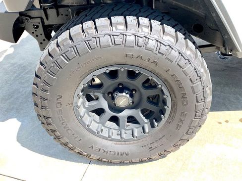 Used 2024 Jeep Gladiator Sport AWD/4WD image 9