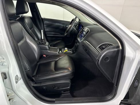 Used 2022 Chrysler 300 Touring L image 28