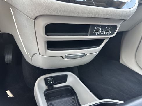 Used 2024 Chrysler Pacifica Touring-L FWD image 16