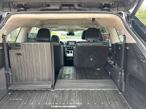 Used 2021 Toyota Highlander XLE AWD/4WD image 9
