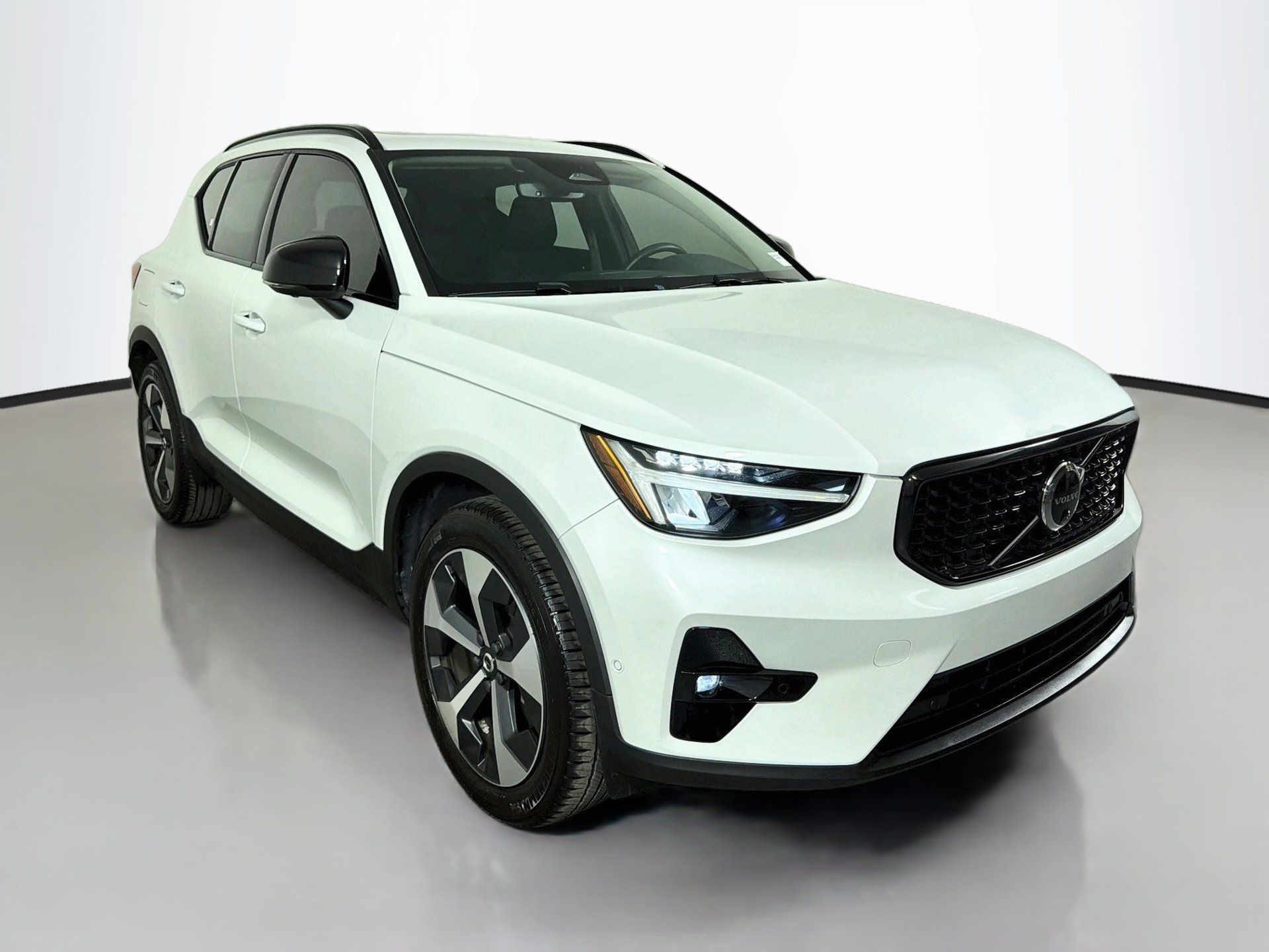 Certified 2023 Volvo XC40 B4 Plus w/ Protection Package Premier FWD image 3