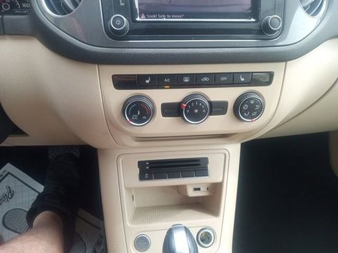 Used 2017 Volkswagen Tiguan S image 17