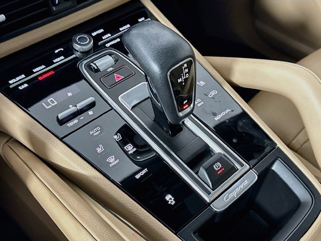 Used 2021 Porsche Cayenne AWD/4WD image 17