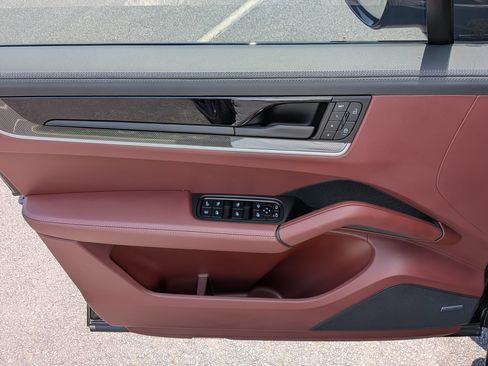 Certified 2025 Porsche Cayenne Turbo AWD/4WD image 22
