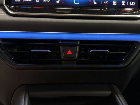 Certified 2025 Volkswagen Tiguan SE FWD image 26