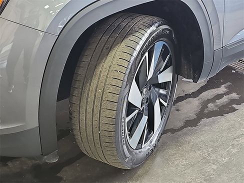 Used 2024 Volkswagen Atlas Cross Sport SE image 33