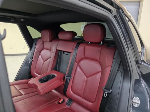 Used 2018 Porsche Macan AWD/4WD image 26