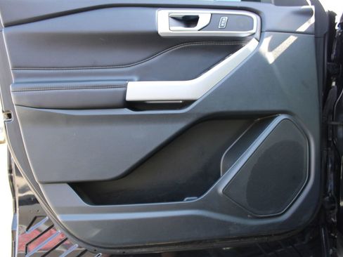 Used 2021 Ford Explorer XLT w/ Equipment Group 202A AWD/4WD image 9