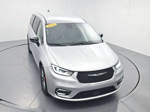 Used 2024 Chrysler Pacifica Limited FWD image 55