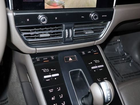 Used 2024 Porsche Macan AWD/4WD image 21