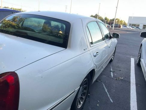 Used 2002 Lincoln Town Car Signature RWD image 5