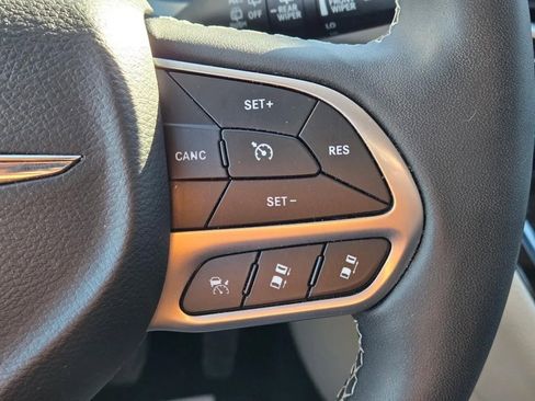 Used 2024 Chrysler Pacifica Select image 16