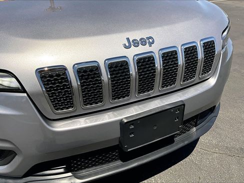 Used 2019 Jeep Cherokee Latitude w/ Cold Weather Group AWD/4WD image 26