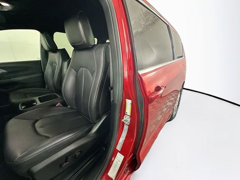 Used 2025 Chrysler Pacifica Select FWD image 12