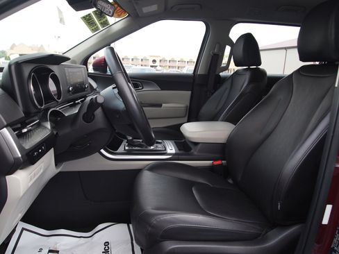 Used 2023 Kia Carnival LX image 16