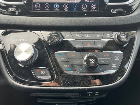 Used 2019 Chrysler Pacifica Touring Plus w/ Advanced Safetytec Group FWD image 22
