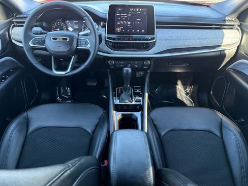 Used 2025 Jeep Compass Latitude image 29