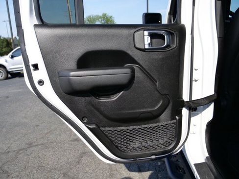 Used 2024 Jeep Gladiator Rubicon w/ Technology Group AWD/4WD image 35