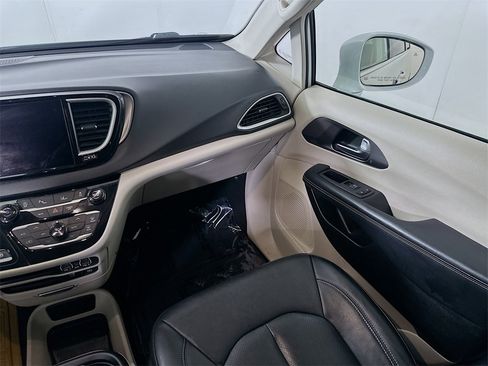 Used 2022 Chrysler Pacifica Touring-L image 20