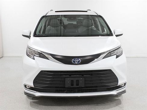 Used 2023 Toyota Sienna XLE image 2