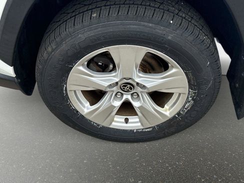 Used 2021 Toyota RAV4 XLE image 9