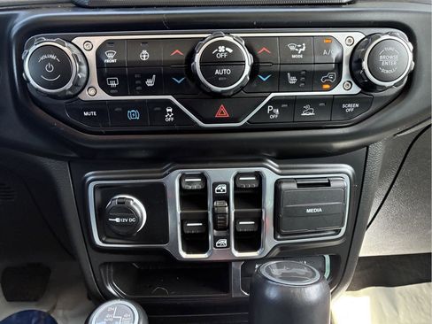 Used 2023 Jeep Wrangler Unlimited Sahara AWD/4WD image 25