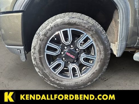 Used 2023 GMC Sierra 2500 AT4 w/ AT4 Preferred Package AWD/4WD image 9