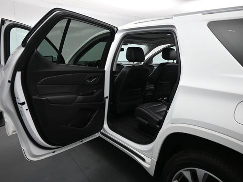 Used 2018 Chevrolet Traverse Premier w/ Driver Confidence II Package FWD image 17