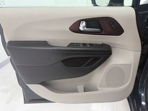 Used 2020 Chrysler Pacifica Limited FWD image 30