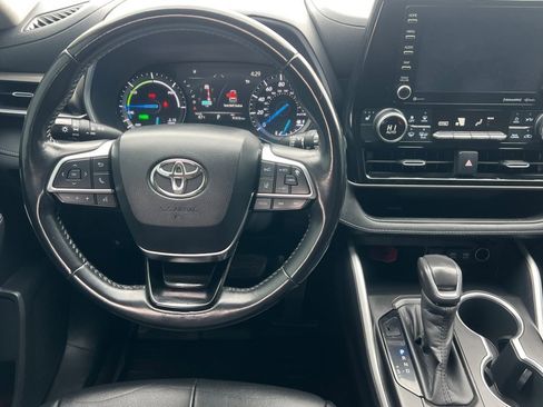 Used 2020 Toyota Highlander XLE image 11