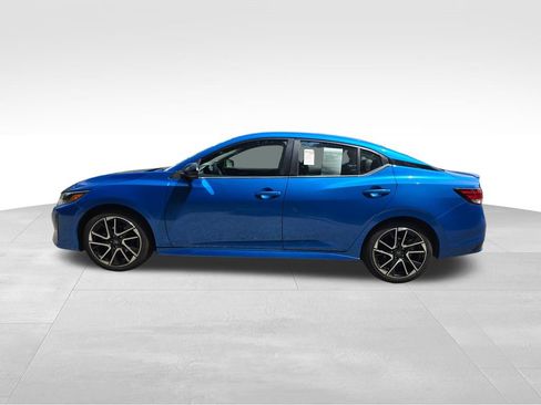 Used 2025 Nissan Sentra SR w/ SR Premium Package FWD image 17